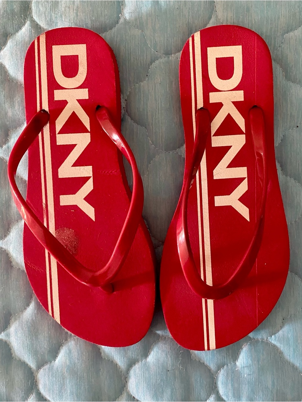 DKNY Womens Jenna Flat Thong Red Cream Striped Flip Flops Size 7